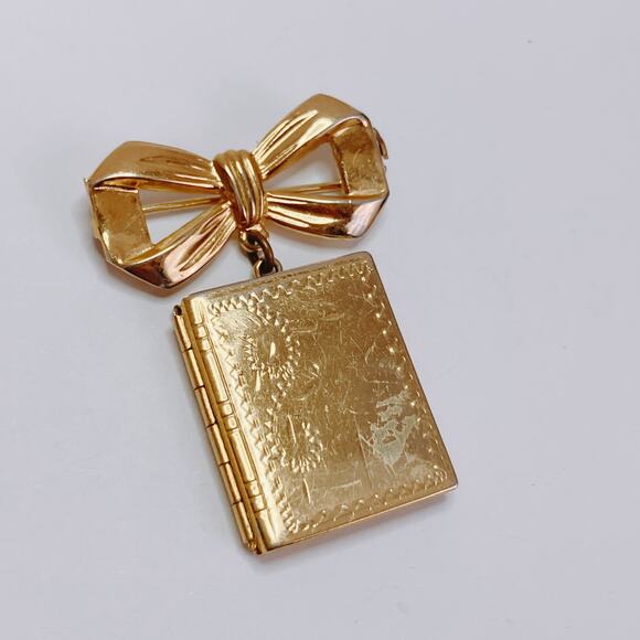 Signed Coro 1940s Gold Tone Bow Book Photo Locket Mid Century Vintage Brooch - Picture 16 of 16